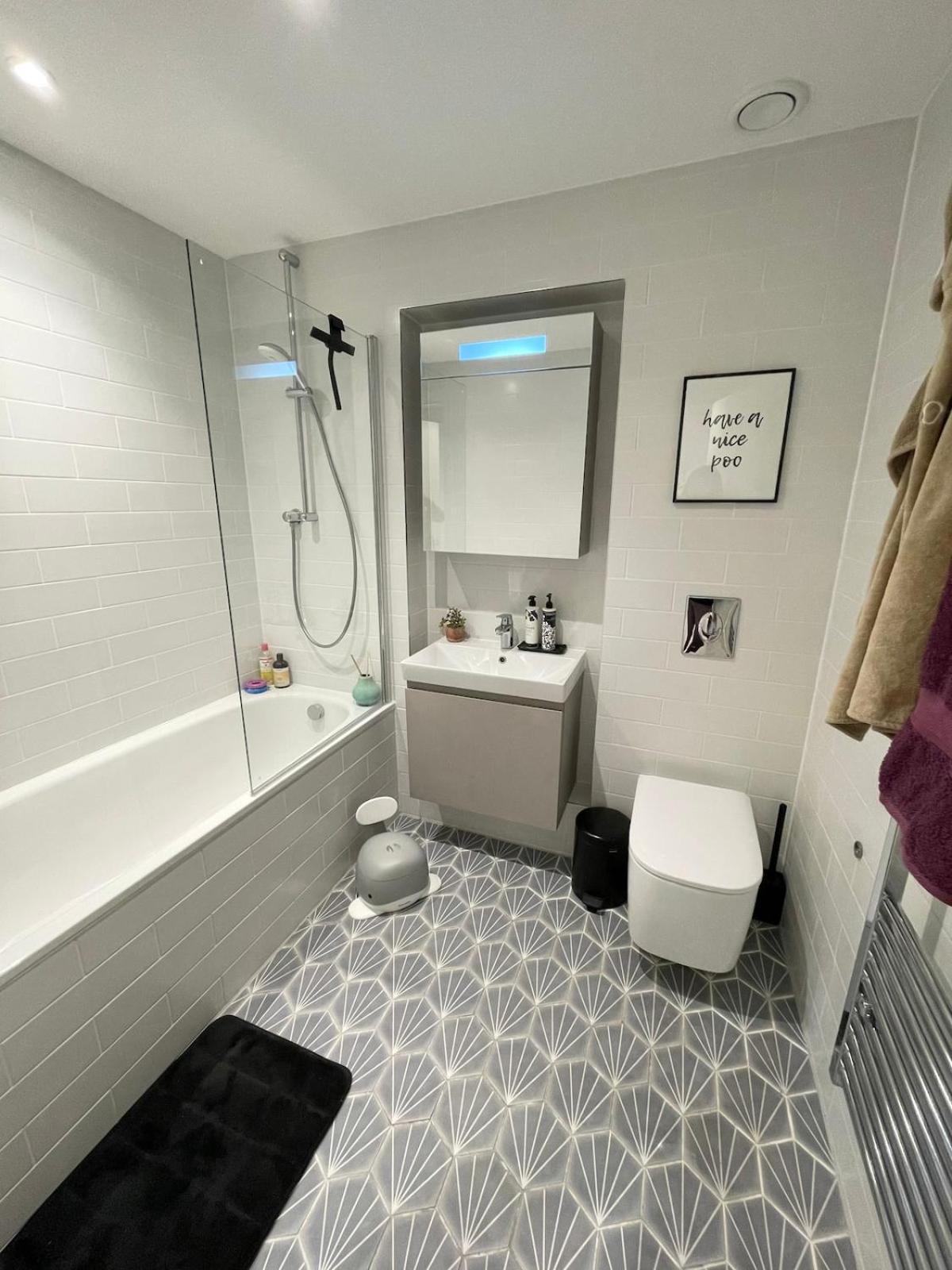 Apartment Stylish & Modern 2-bed With Private Terrace London