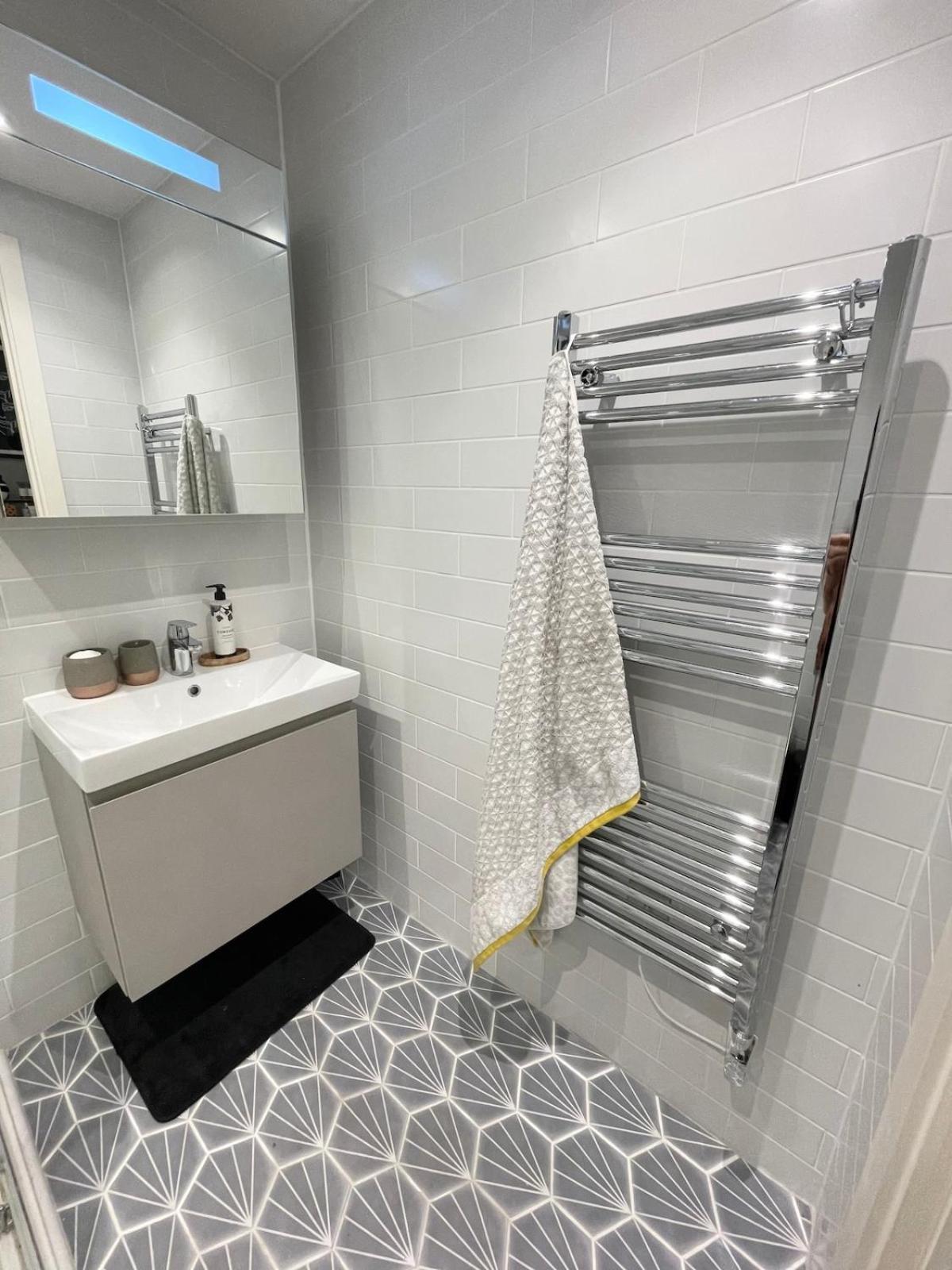 Stylish & Modern 2-bed With Private Terrace * London
